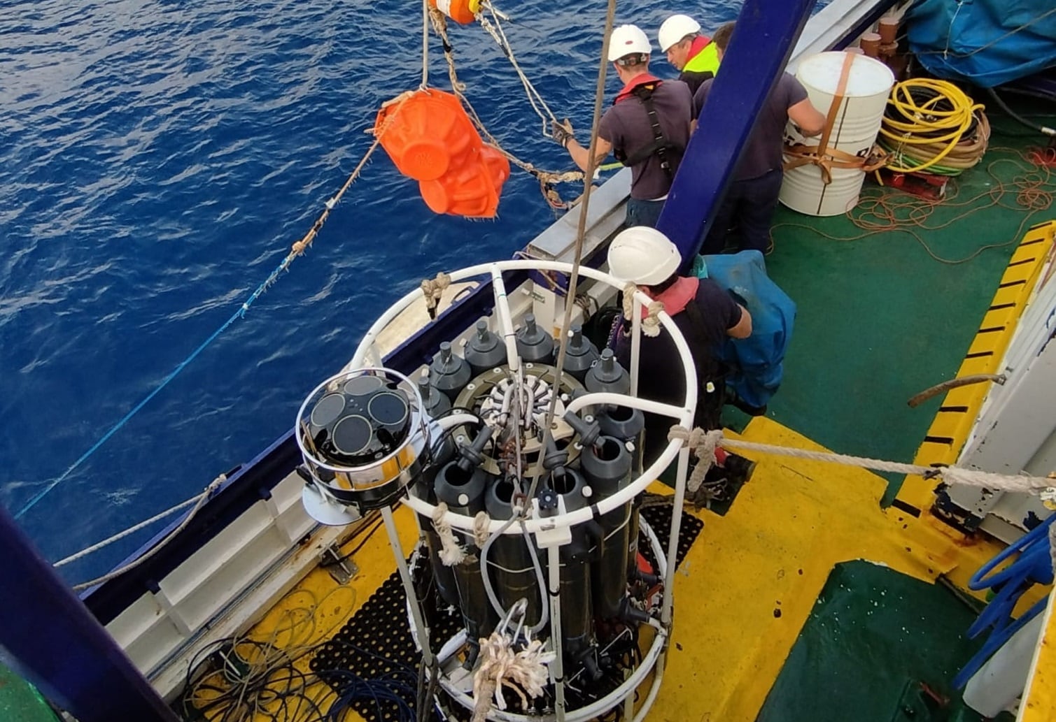 Científicos del IEO toman muestras en el Mediterráneo.