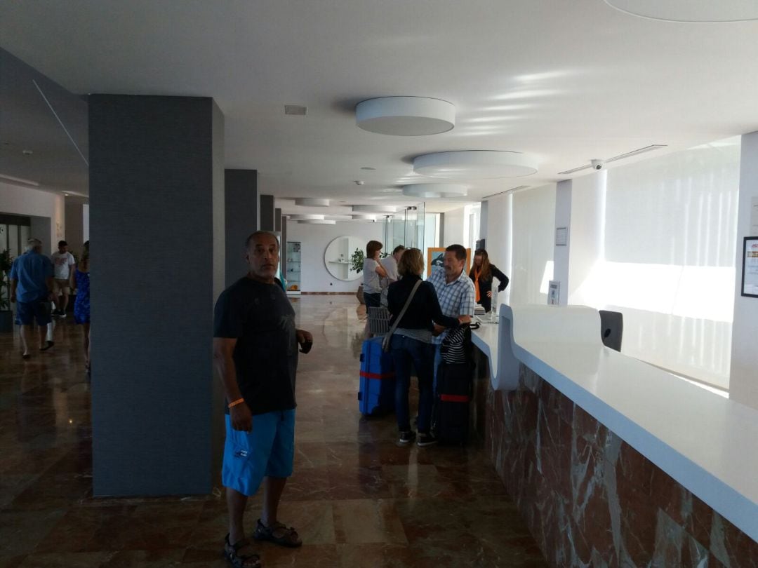 Turistas en la recepción de un hotel de Ibiza