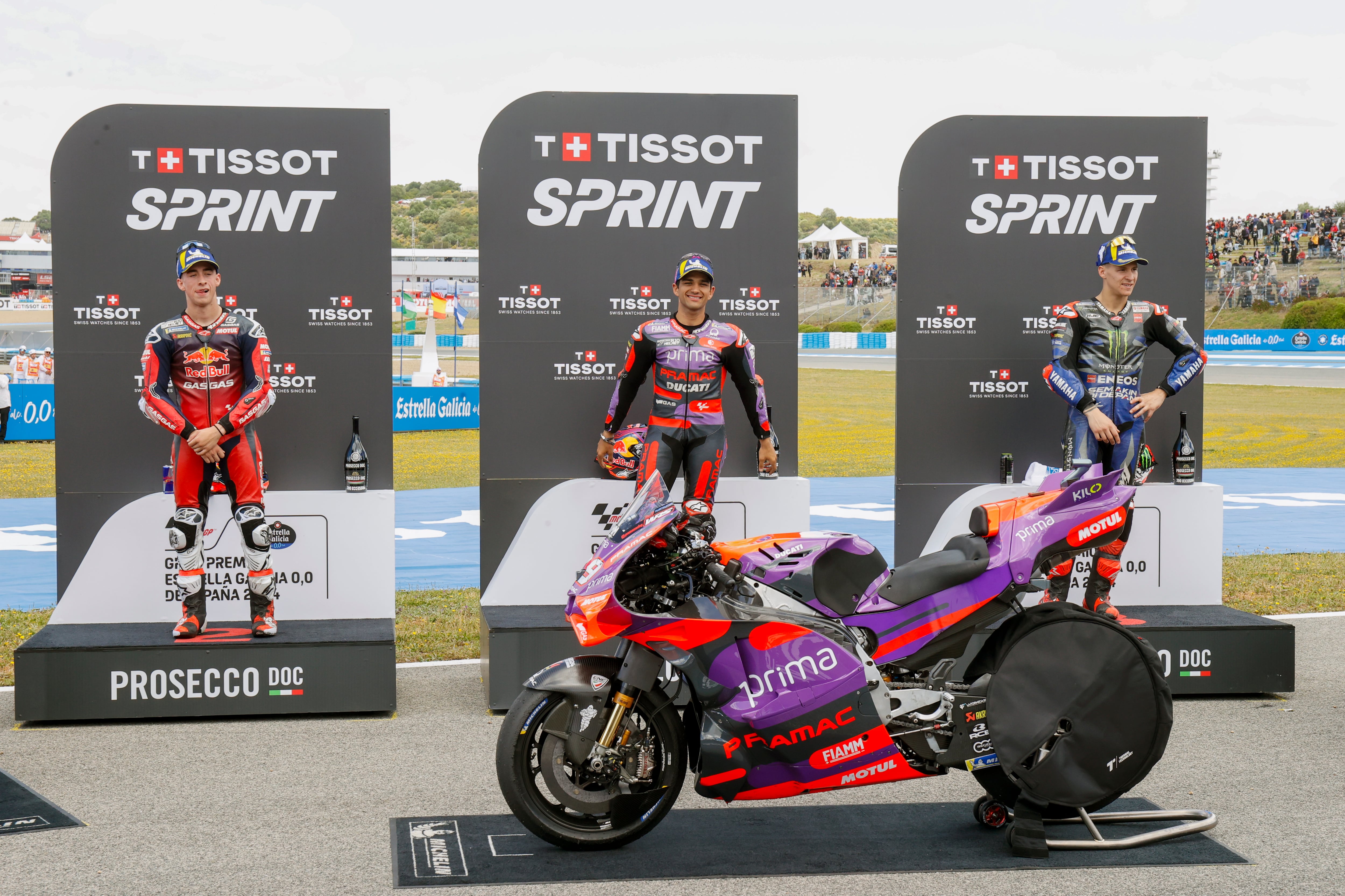 El piloto español de MotoGP Jorge Martín (c), del equipo Prima Pramac Racing, primero, Pedro Acosta (i), del Red Bull MotoGP, segundo y el italiano Fabio Quartararo, Monster Energy Yamaha, tercero, tras la carrera sprint de MotoGP durante el Gran Premio de España de motociclismo este sábado en Jerez  EFE/ Román Ríos