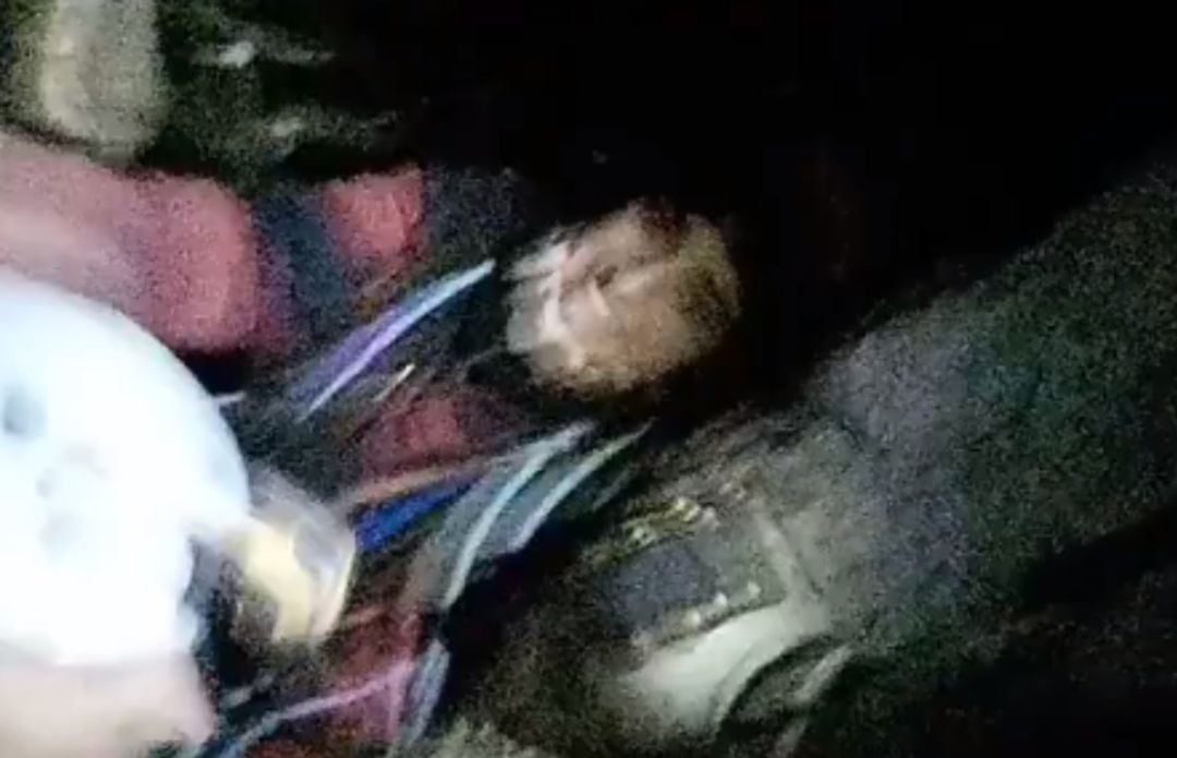 Imagen del rescate de una joven mientras rapea para calmar la situación.