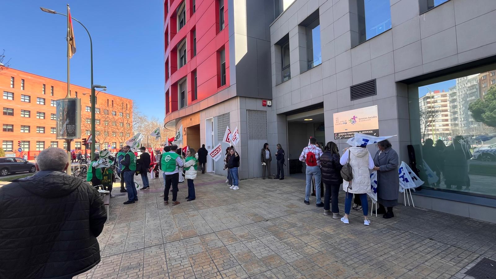 Concentración del Comité de Sanidad y Familia de Burgos frente a la Gerencia de Servicios Sociales