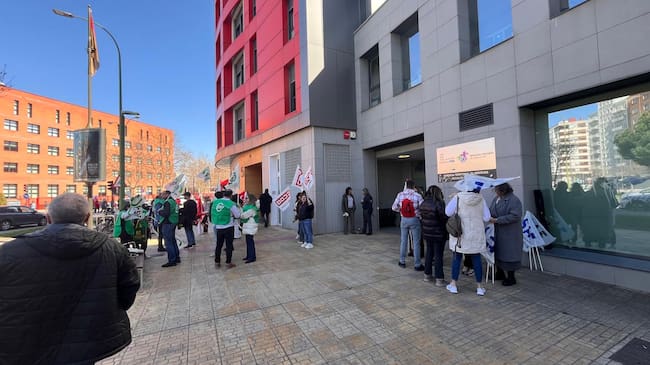 Concentración del Comité de Sanidad y Familia de Burgos frente a la Gerencia de Servicios Sociales