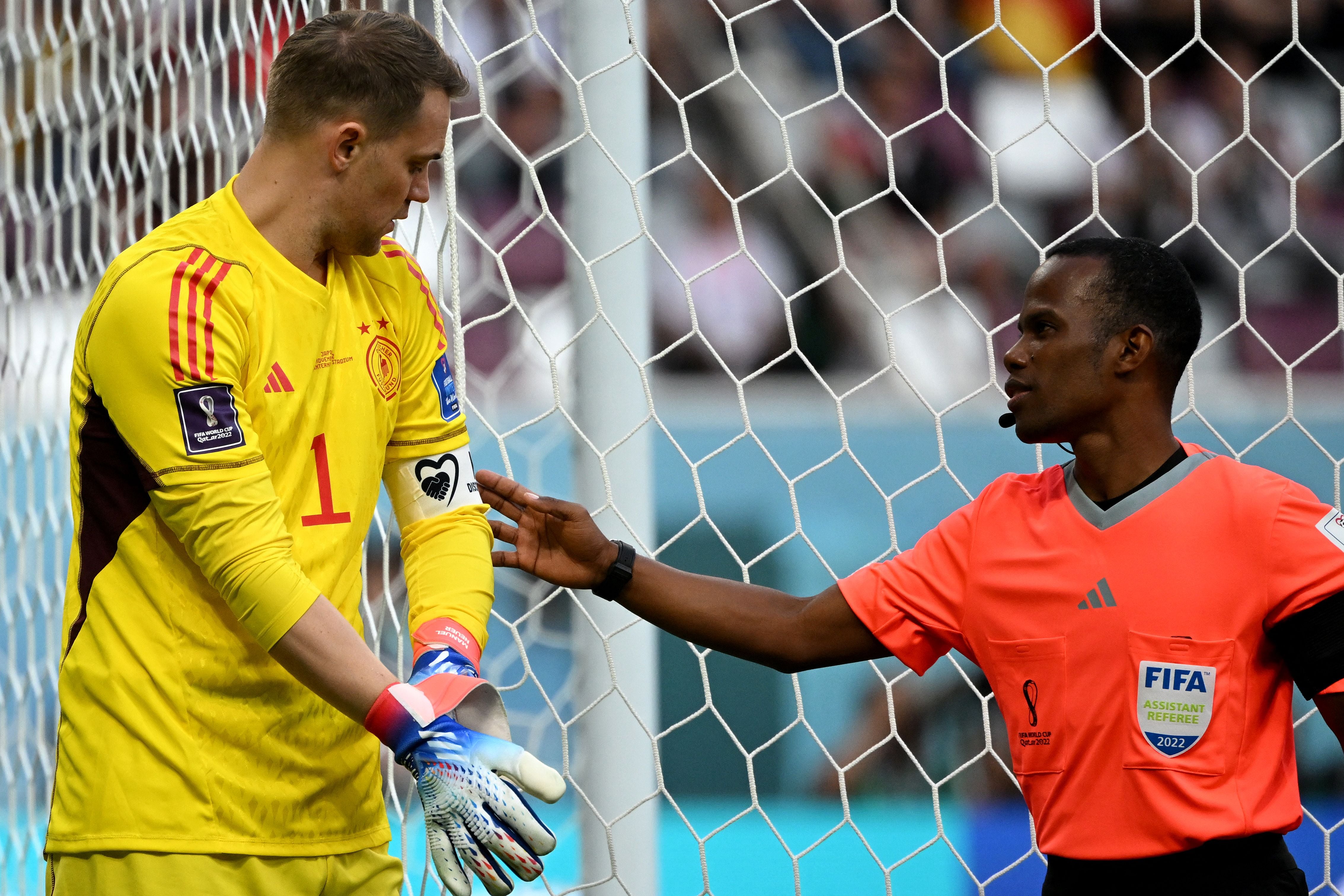 El asistente mira el brazalete de Neuer