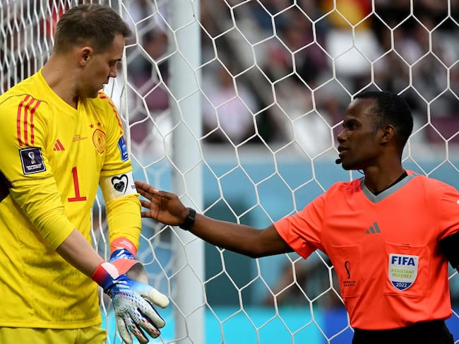 El asistente mira el brazalete de Neuer