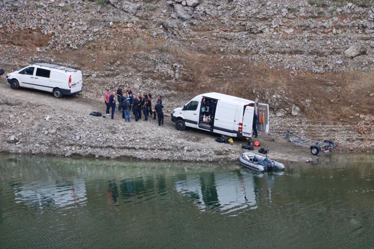 La comitiva judicial y los Mossos durante el levantamiento de los dos cadáveres en el pantano de Susqueda