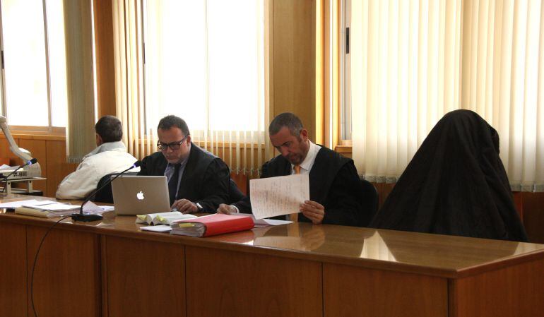 Els dos acusats amb els seus advocats. 