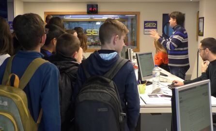 El Jefe de Deportes Pepe Morago explica a un grupo de estudiantes como se trabaja en la radio