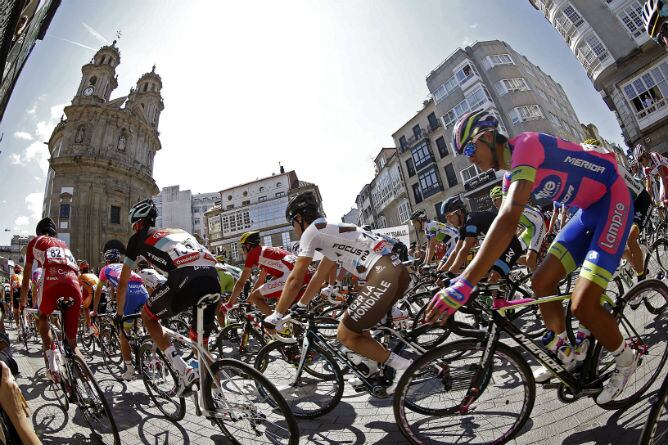 Los ciclistas ruedan por las calles de Pontevedra en la salida de la etapa