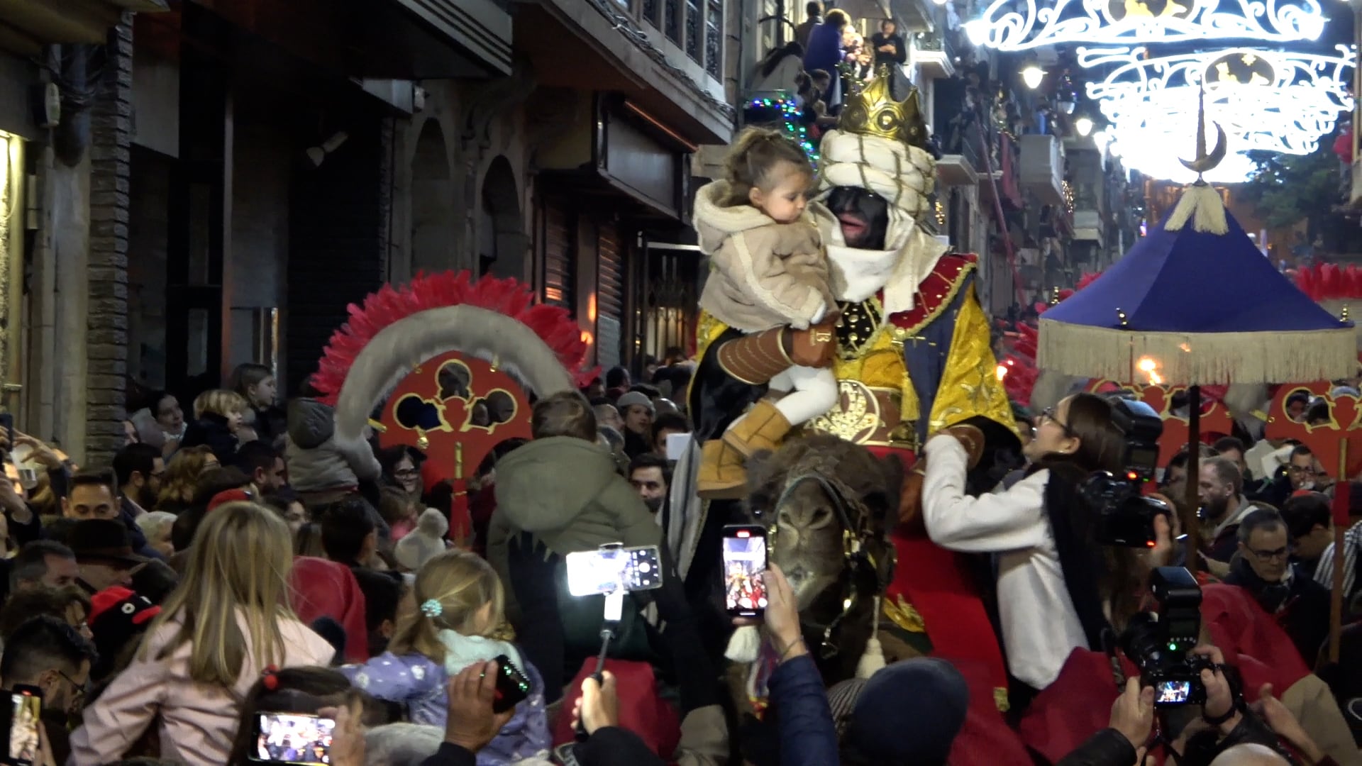 Baltasar saludando a los niños y niñas mientras bajaba por la calle San Nicolás.