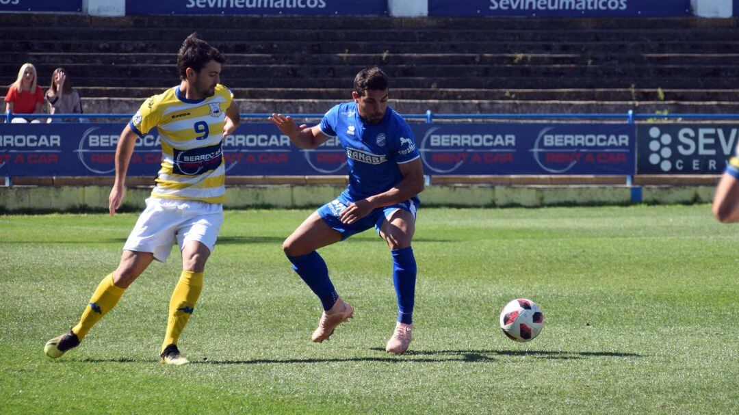 Joaqui durante el partido ante el Coria CF 