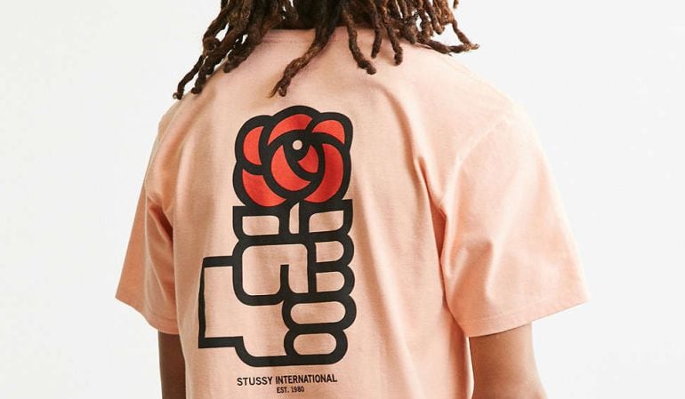 El logo del PSOE aparece en la camiseta de Urban Outfitters.