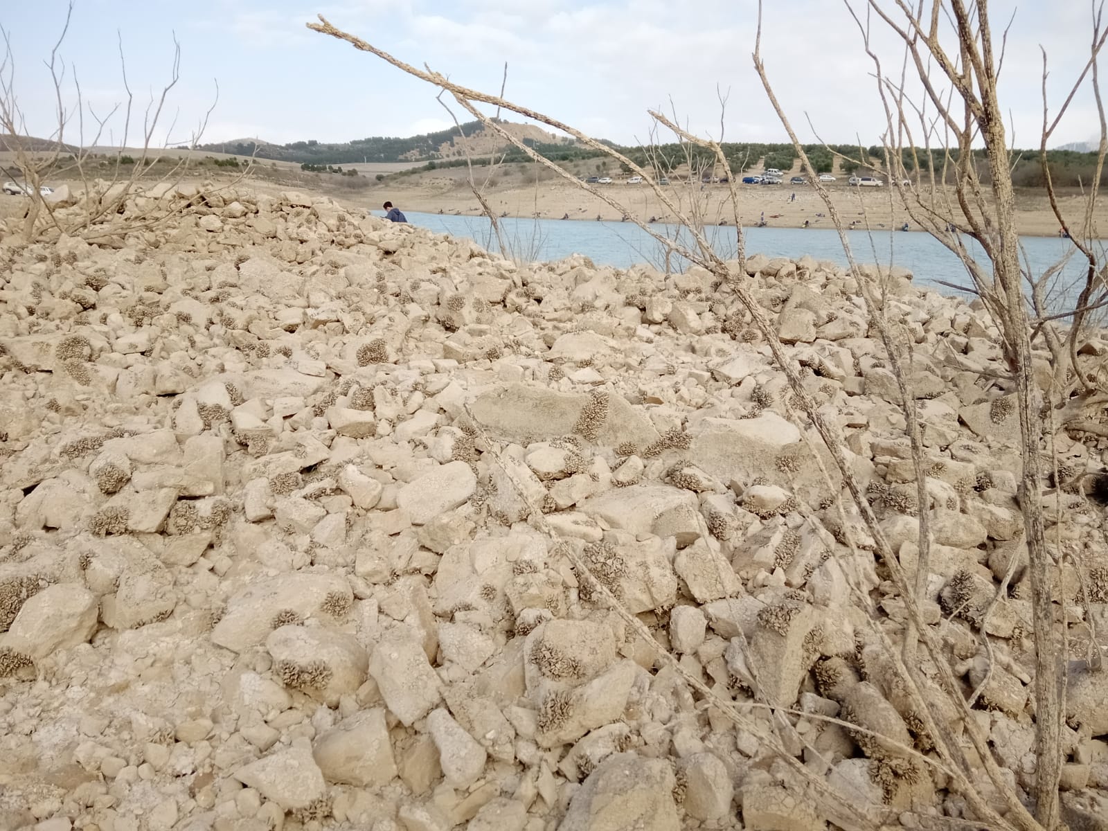 Restos de escombros de las calles de Peñarrubia en la actualidad, visibles tras la bajada del nivel del pantano de Guadalteba