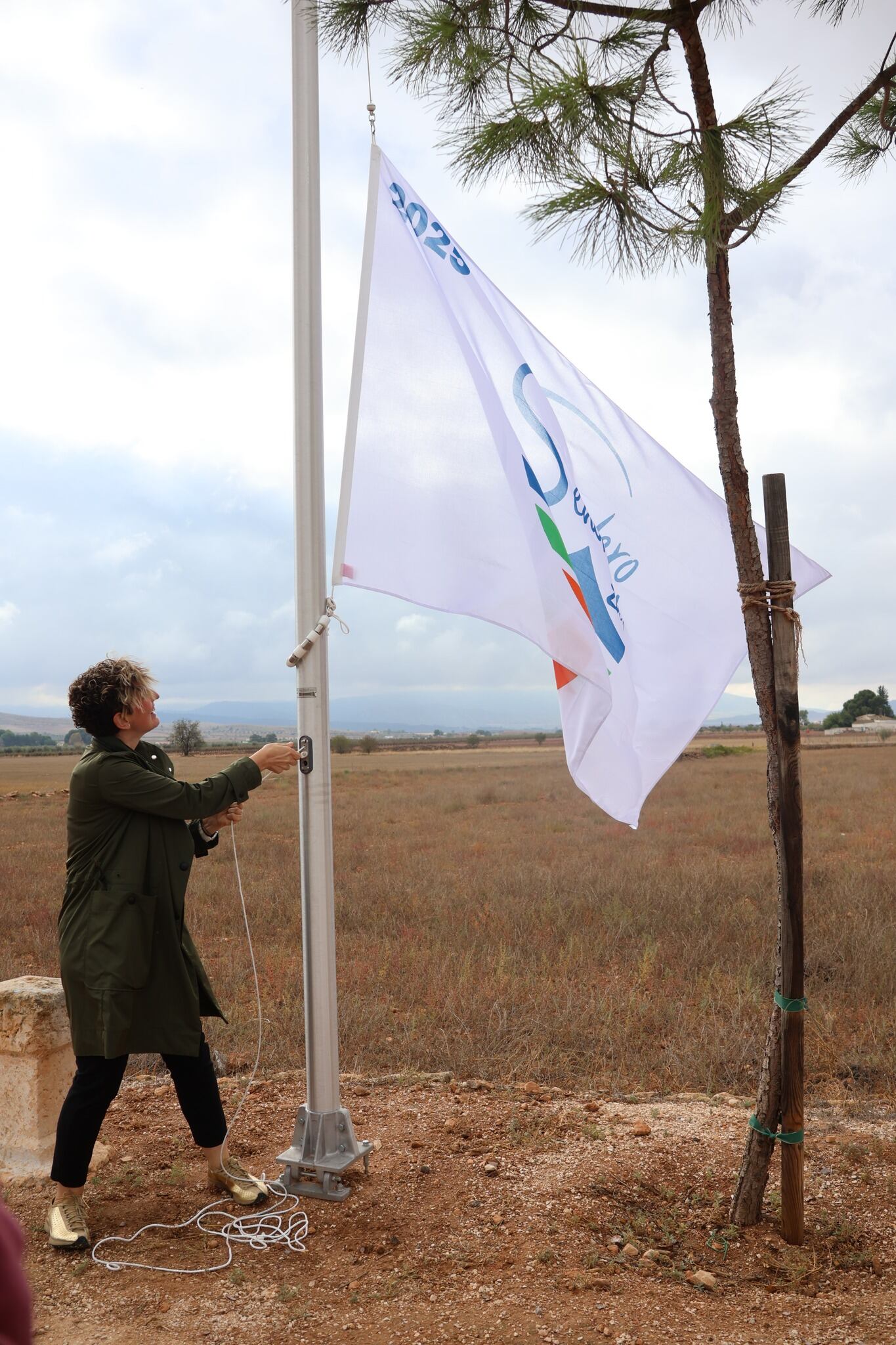 Izado por parte de la concejala de Turismo, Isabel Pérez, de la bandera Sendero Azul de la Vía Verde del Chicharra