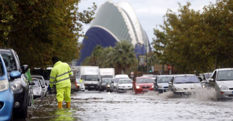 Un operario trabaja en las labores de desagüe de la calzada de la ronda sur de Valencia