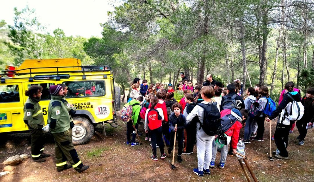 Imagen de archivo de alumnos de un colegio de Ibiz durante una excursión de concienciación medioambiental