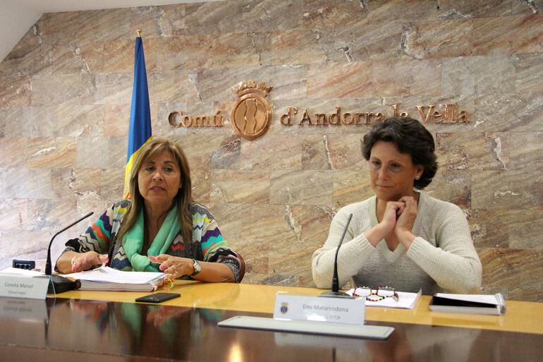 La cònsol major, Conxita Marsol, i la presidenta del Sindicat de treballadors del comú d'Andorra la Vella (Sitca), Emi Matarrodona, durant la roda de premsa de valoració de la sentència sobre GADA.