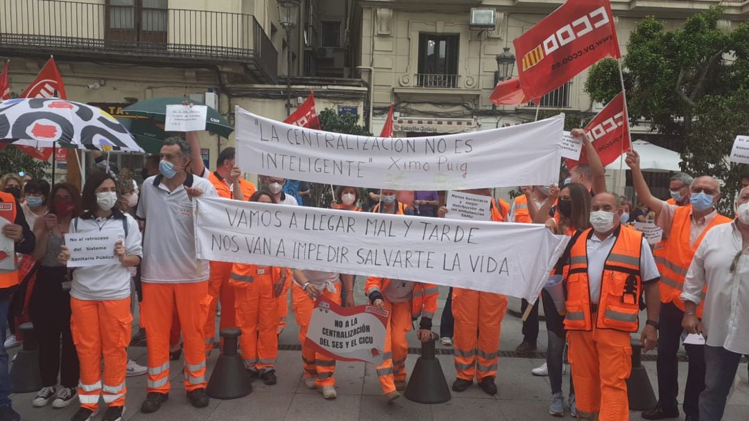 Personal de Emergencias de Alicante concentrado ante el Palau de la Generalitat contra la centralización de la gestión de su servicio