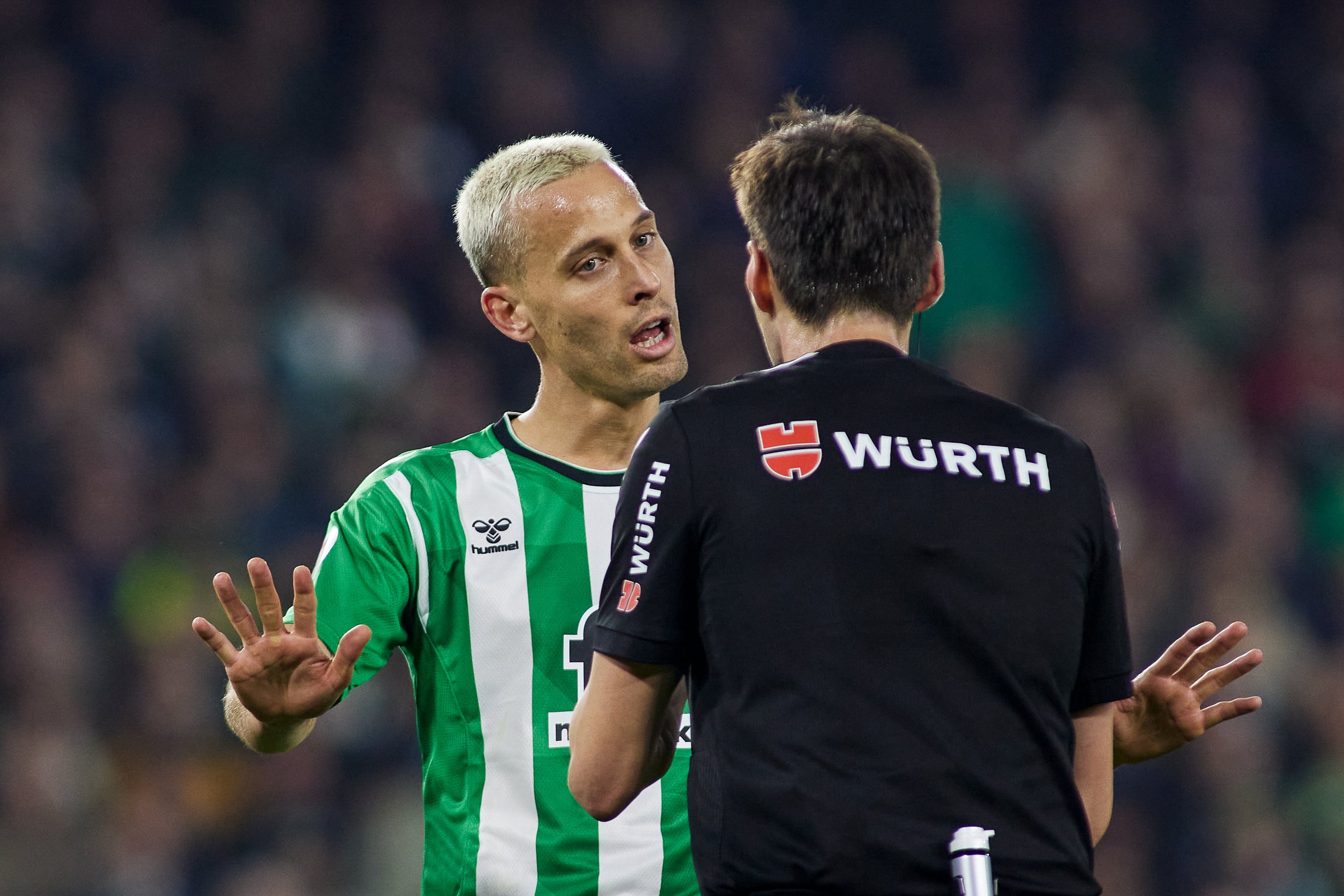 Sergio Canales habla con De Burgos, reclamándole una de las acciones del Betis 1-2 Barcelona.