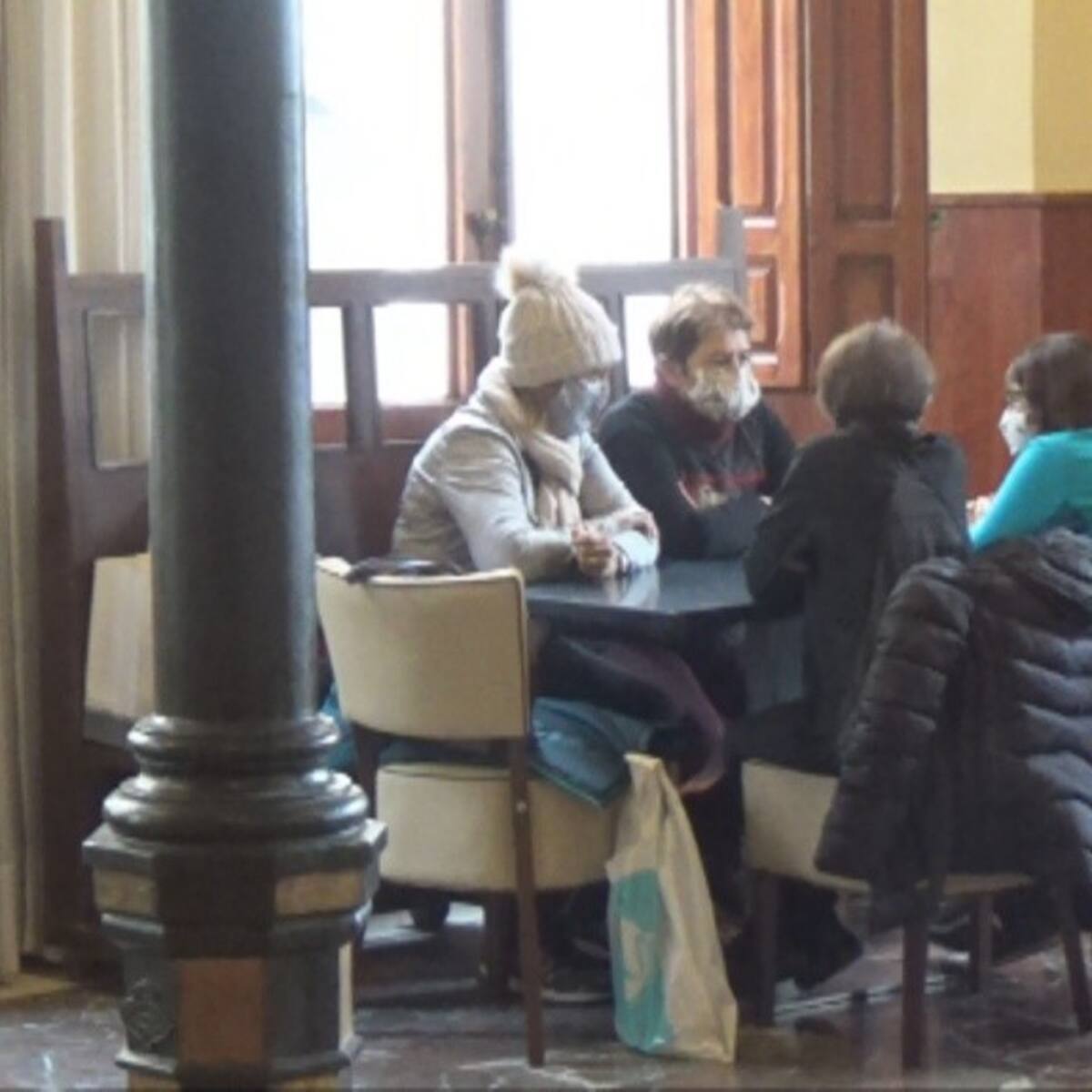 Y la hostelería se pregunta si el virus corre más de 6 a 8 para no poder abrir hasta esa hora