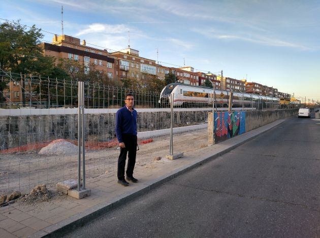 El presidente de la Asociación vecinal, José Luis Alcalde, junto a la "acera de la vergüenza", que se va estrechando al final de la calle