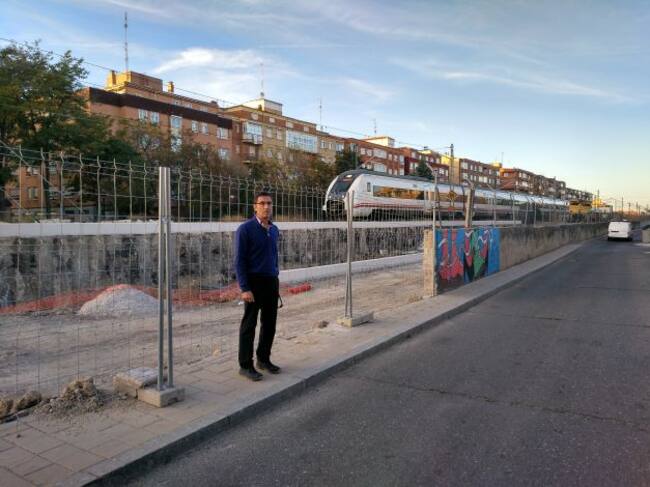 El presidente de la Asociación vecinal, José Luis Alcalde, junto a la "acera de la vergüenza", que se va estrechando al final de la calle