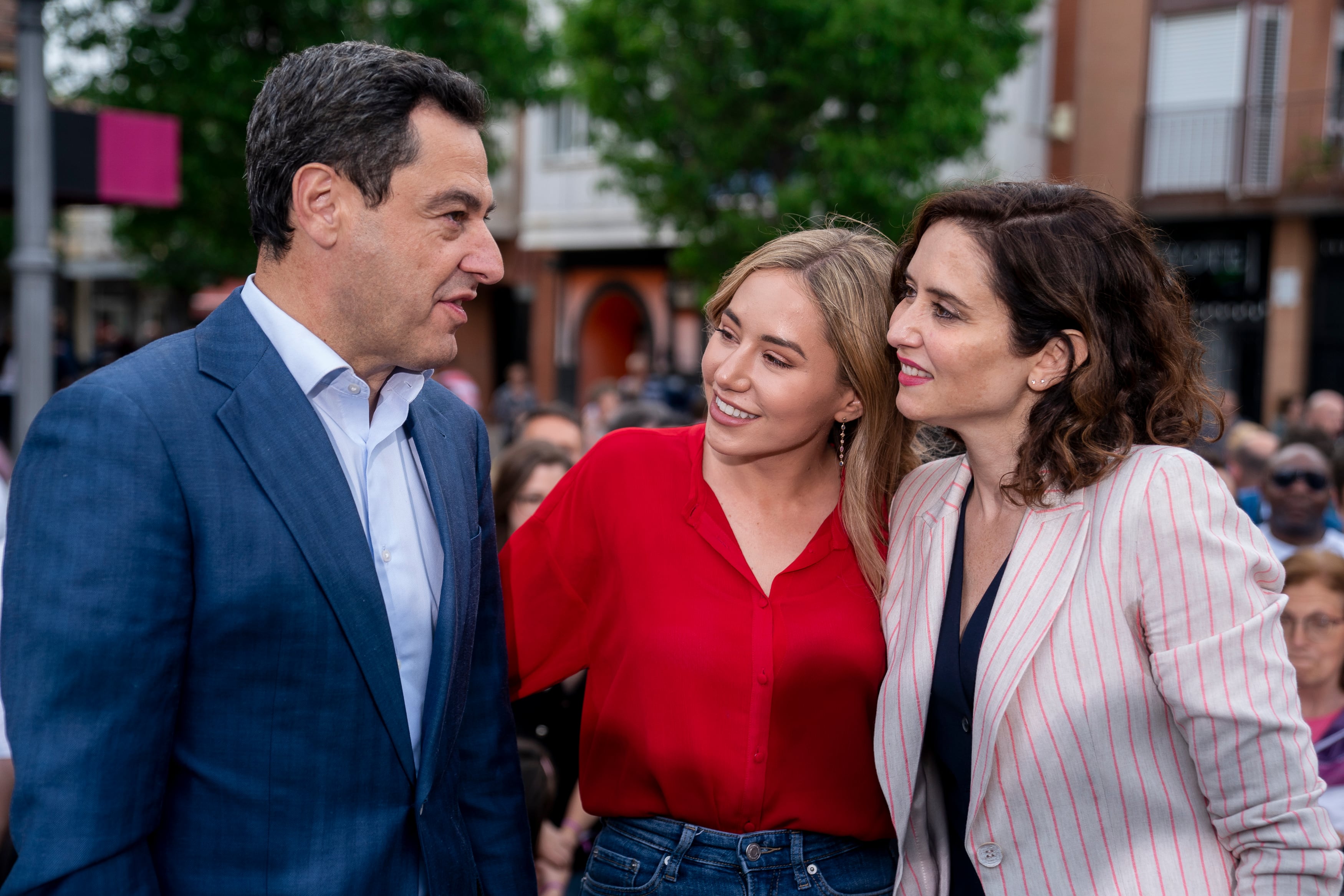 El presidente de la Junta de Andalucía, Juanma Moreno, (i) en un acto en Fuenlabrada junto a la candidata a la alcaldía, Noelia Núñez, (c) y la presidenta madrileña Isabel Díaz Ayuso.