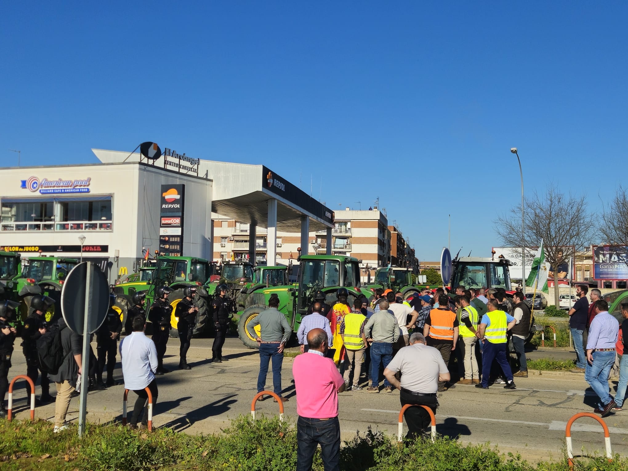 Policía y manifestantes del campo cordobés, cerca del recinto del Arenal esta tarde.