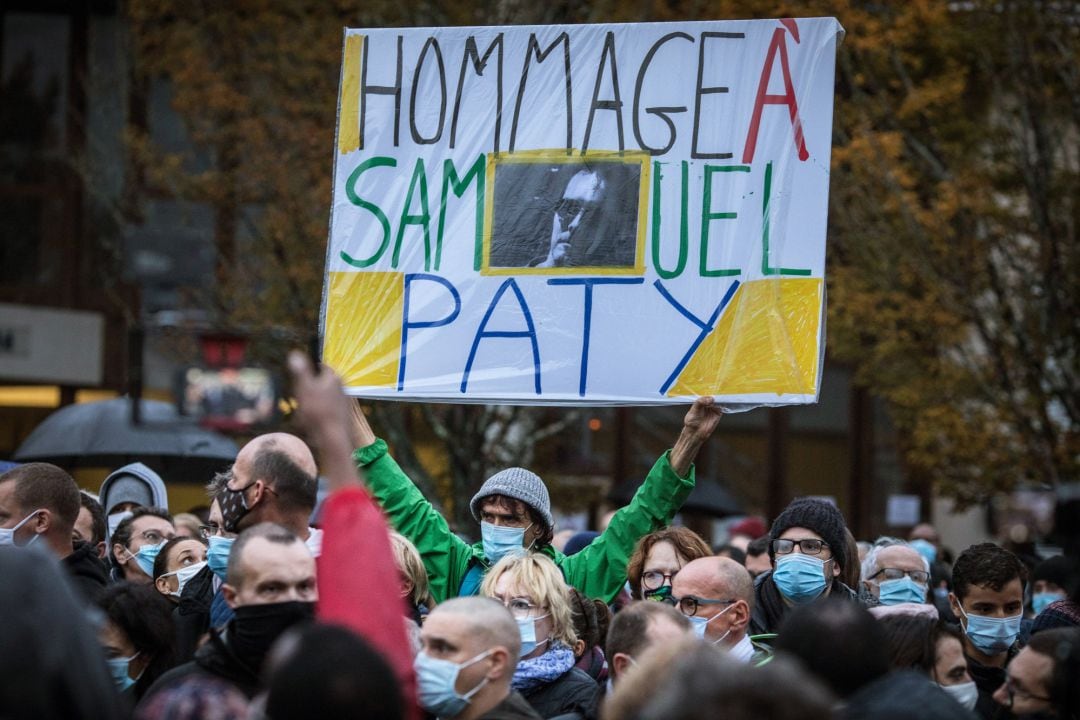 Homenaje a Samuel Paty, el profesor decapitado a las afueras de París por enseñar caricaturas de Mahoma en una clase sobre libertad de expresión.