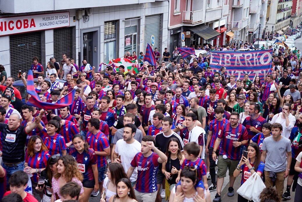 La afición del Eibar de camino a Ipurua en el partido contra el Tenerife