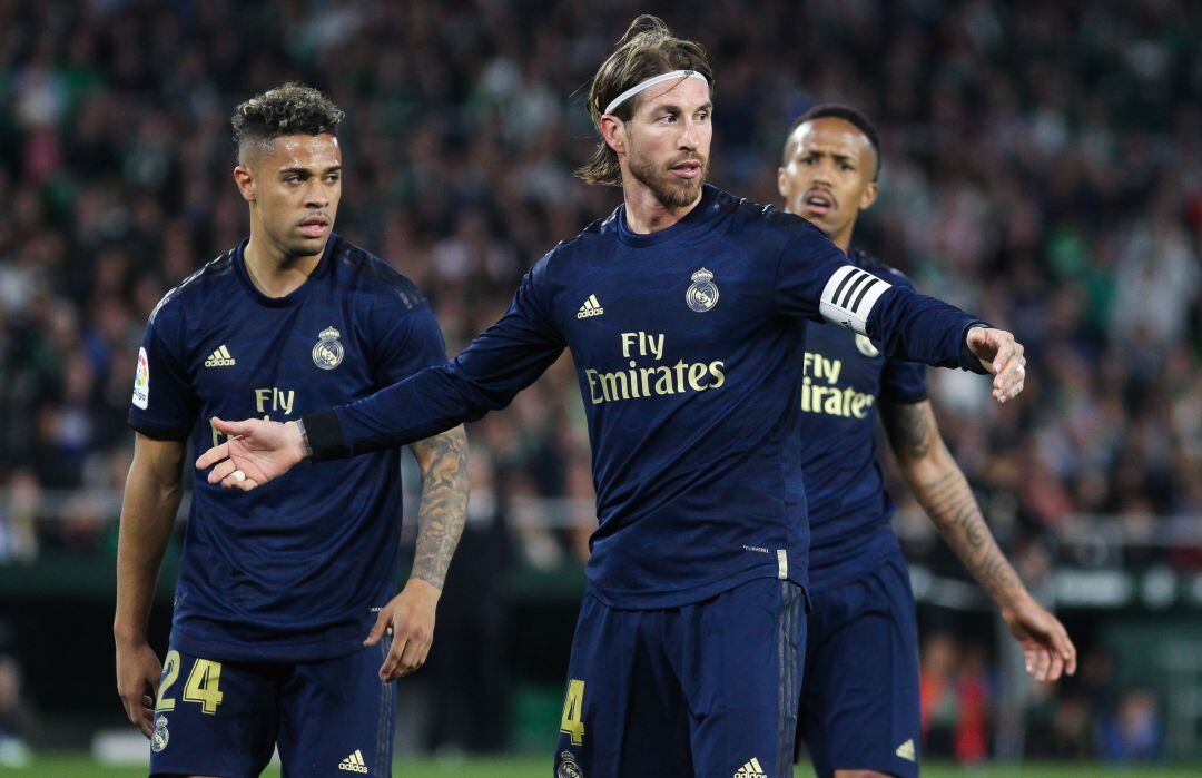 Ramos, Mariano y Militao, durante el Real Betis - Real Madrid