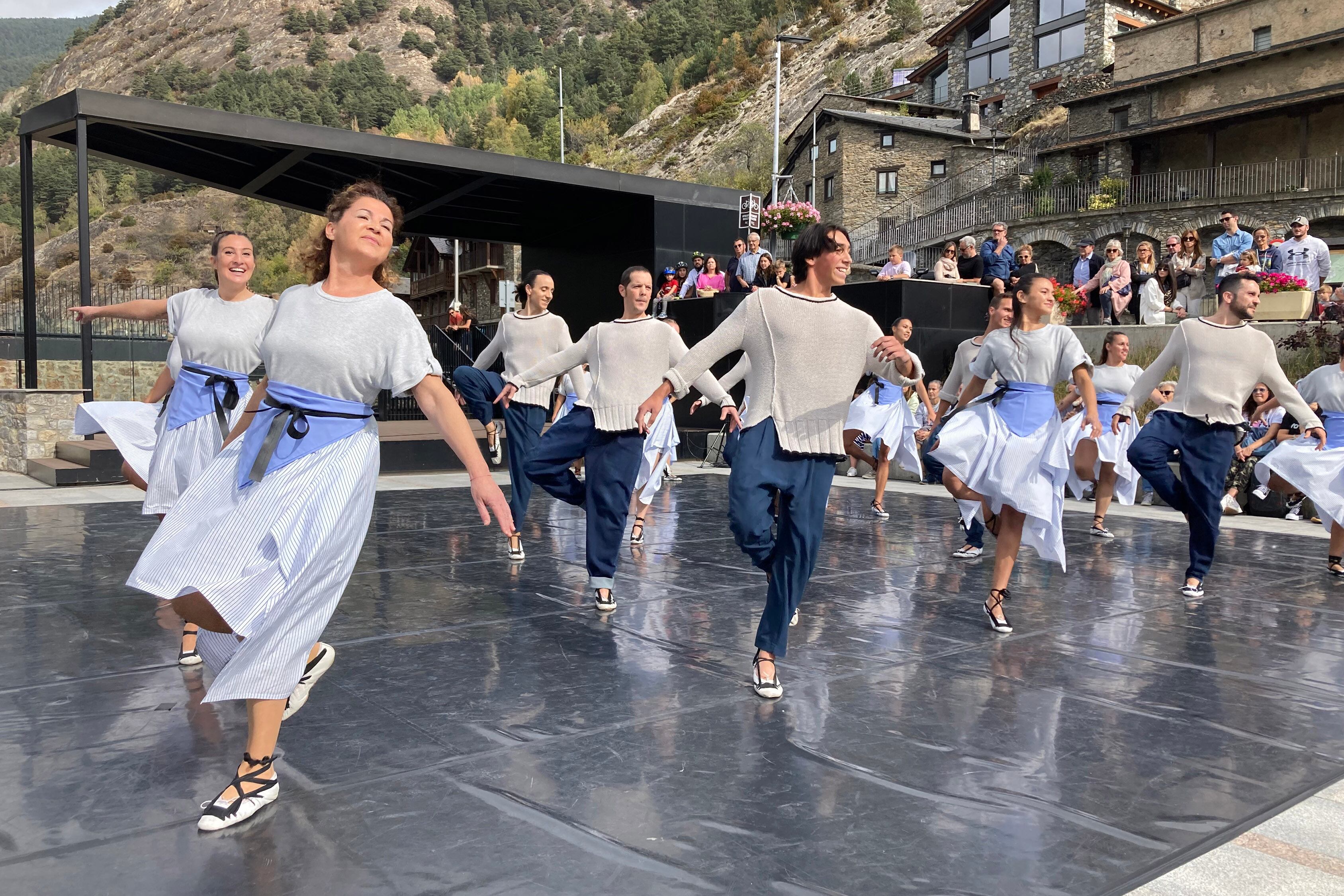 Un moment de l'espectacle DSentir dels tres esbarts durant el festival Contradans.