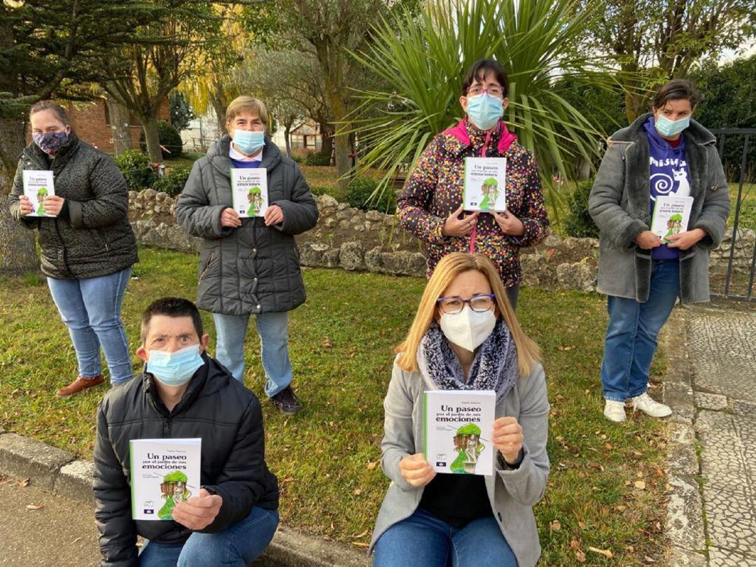 Personas con discapacidad, coordinadas por Alma Arconada, en primer término, protagonizan un bonito proyecto literario