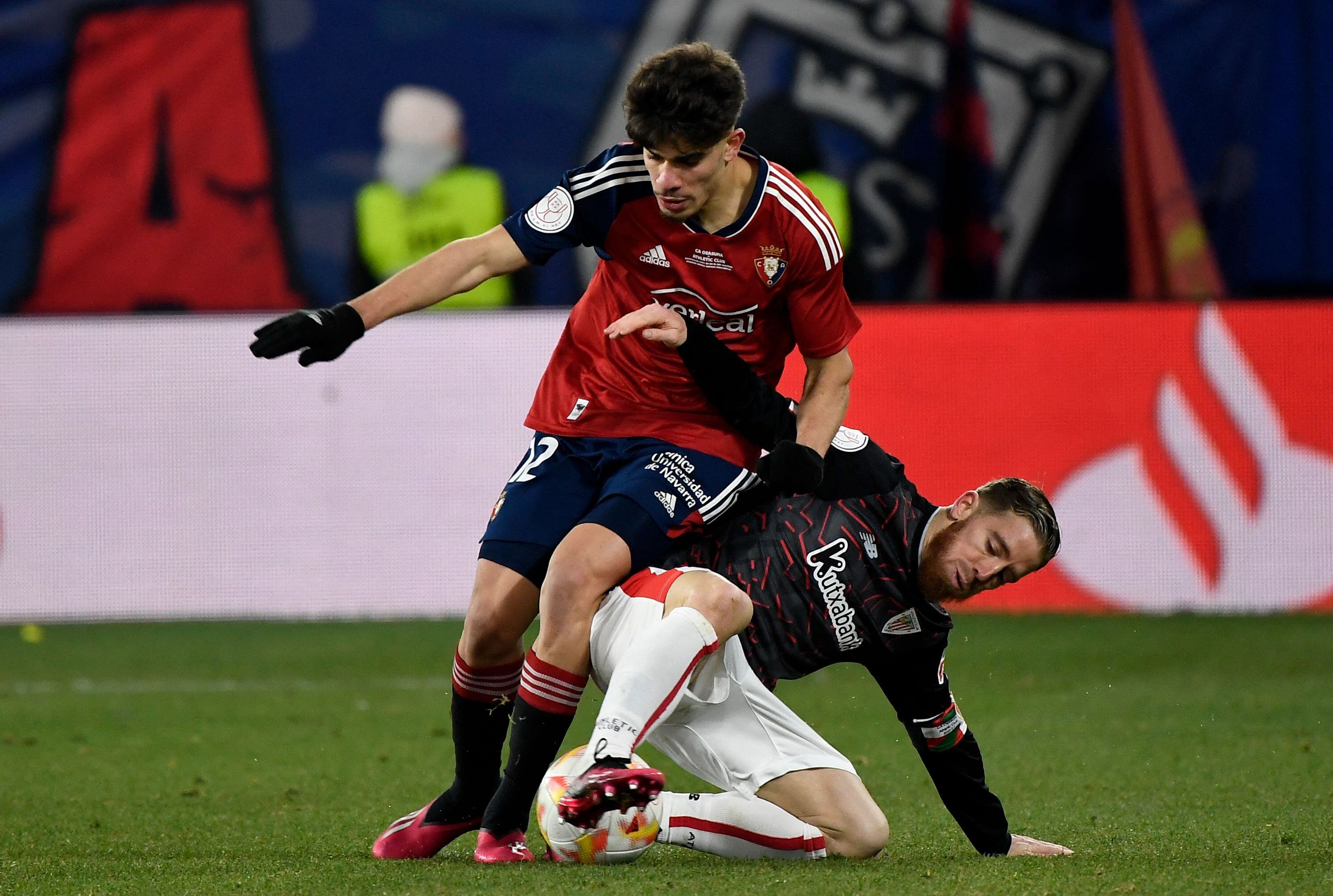 Abde y Muniain pugnan por el balón durante la ida de semifinales de Copa