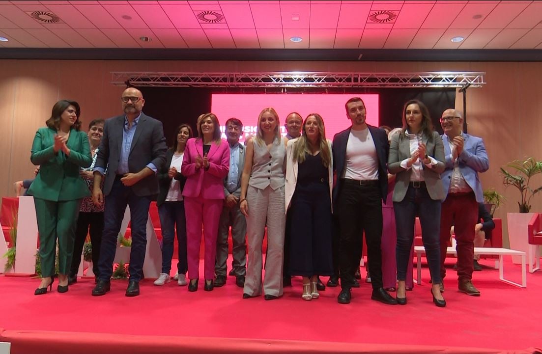 Ana Morell junto a los miembros de la candidatura del PSPV-PSOE en el acto de su presentación en Oliva.