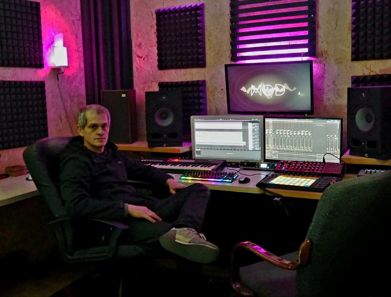 Óscar Vázquez, en su estudio