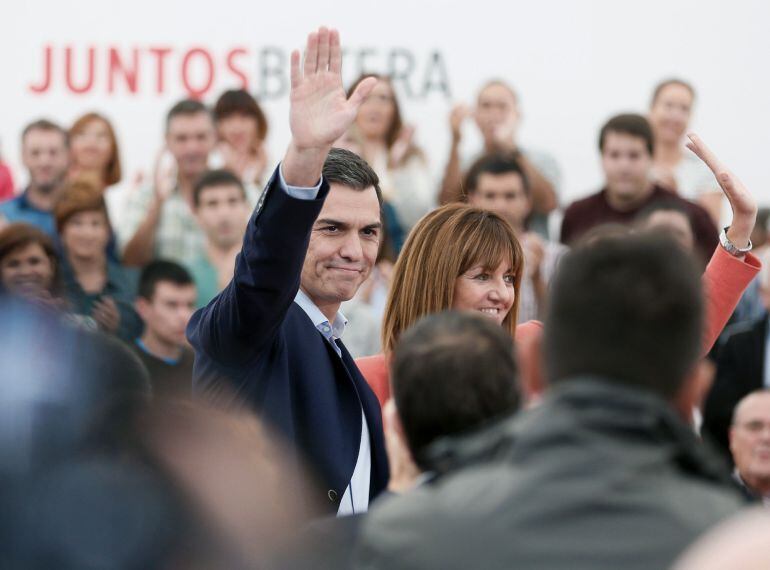 El secretario general del PSOE, Pedro Sánchez, junto a la candidata socialista a lehendakari, Idoia Mendia, este sábado en un mitín en San Sebastián.
