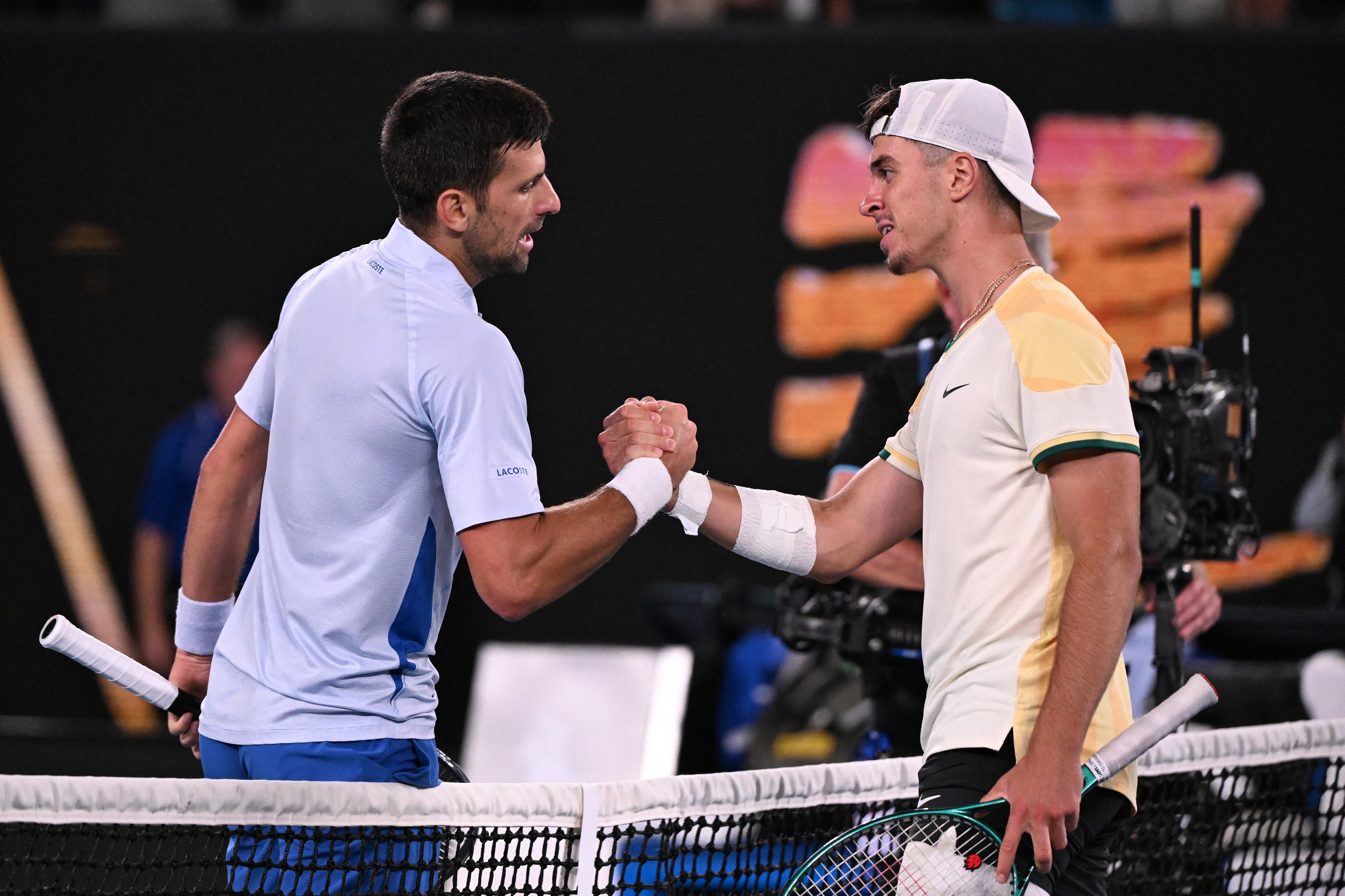 Djokovic felicita a Prizmic tras el partido de primera ronda en el Open de Australia, en Melbourne