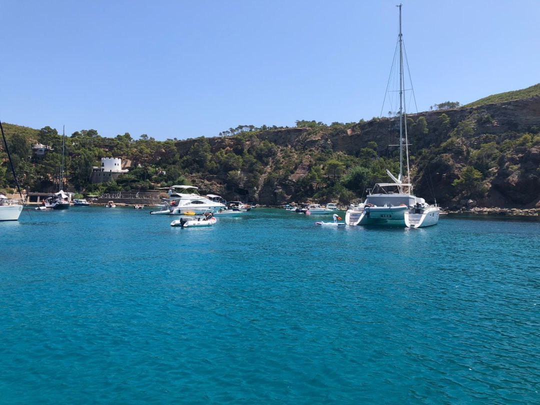 Imagen de archivo de varios barcos fondeados en aguas de Ibiza