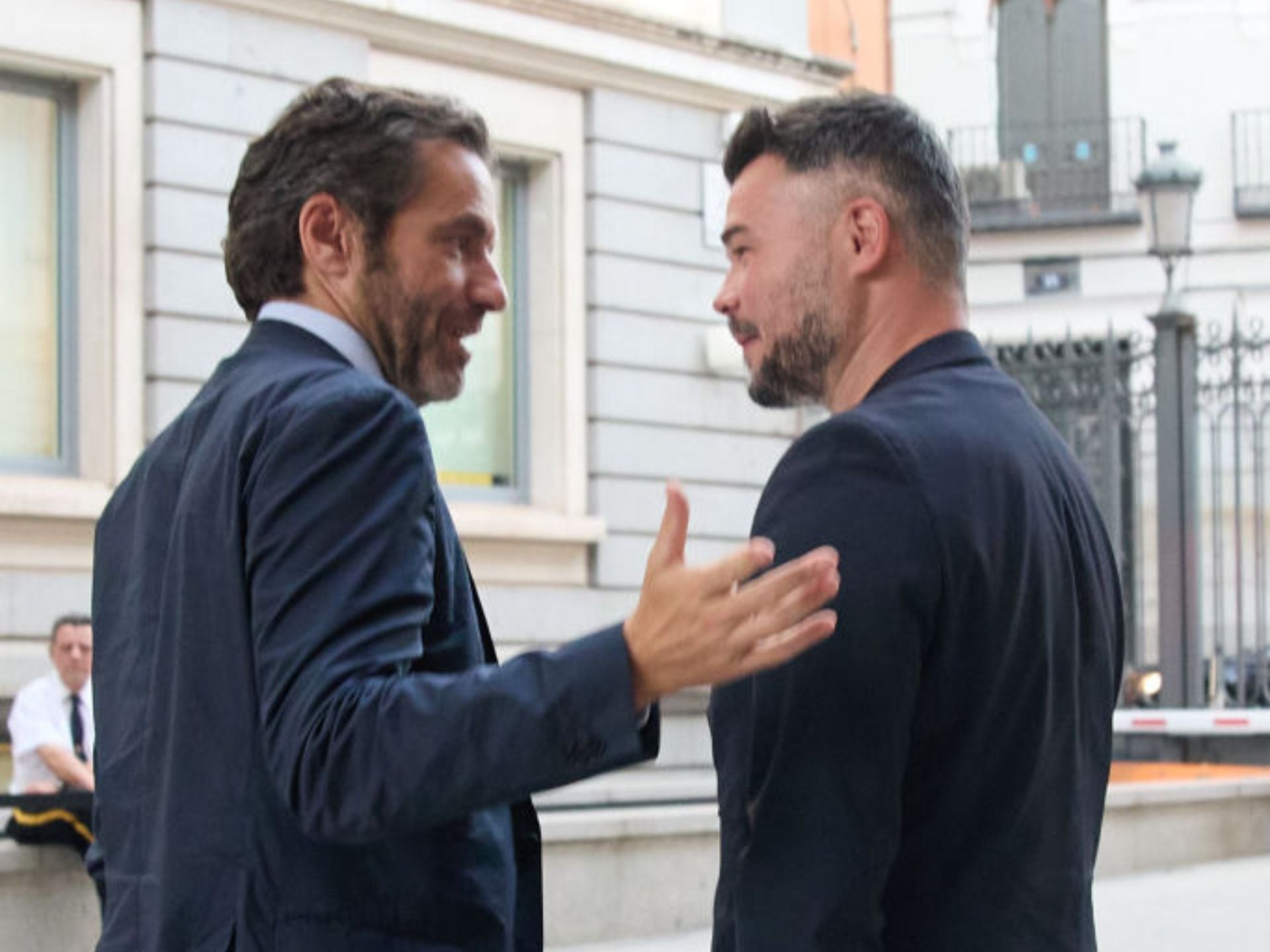 Gabriel Rufián (ERC) y Borja Sémper (PP) dialogan en el patio del Congreso de los Diputados.