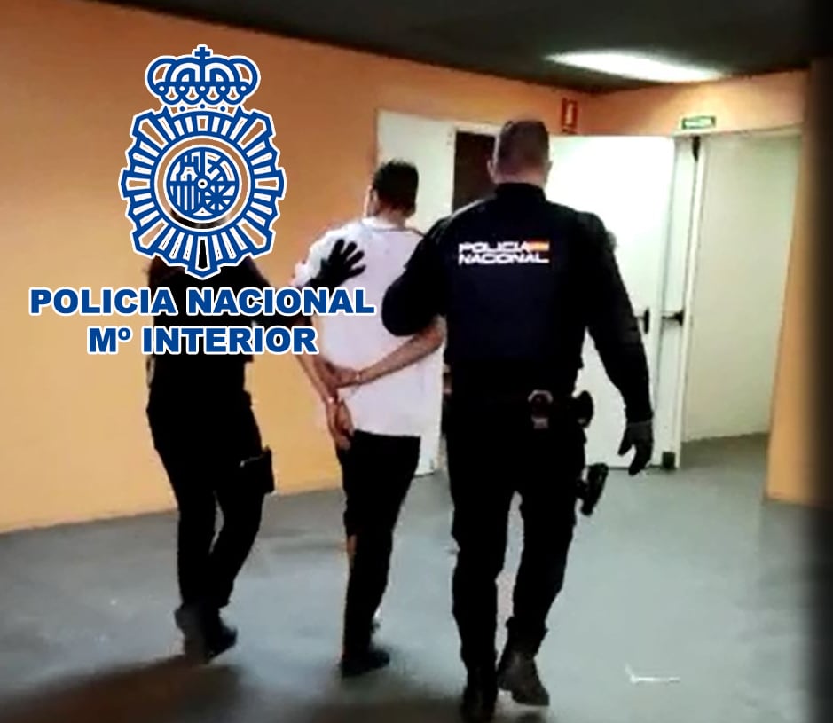 El detenido es trasladado a los calabozos por los agentes de la Policía Nacional