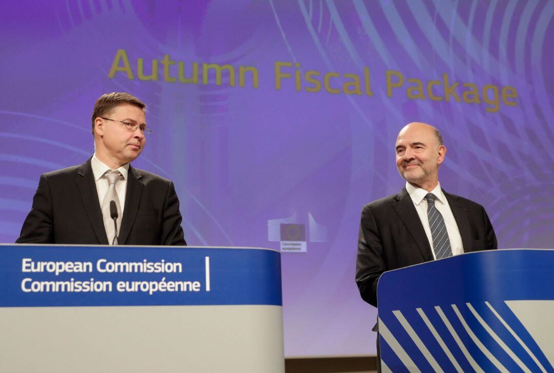 Valdis Dombrovskis y Pierre Moscovici, durante la rueda de prensa de este miércoles