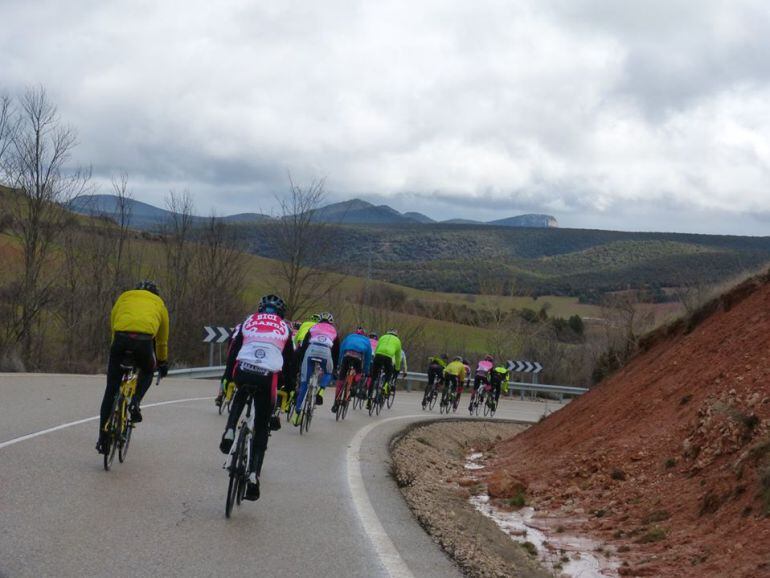 Los integrantes de la escuadra cadete del Bici Aranda durante un entrenamiento de pretemporada.