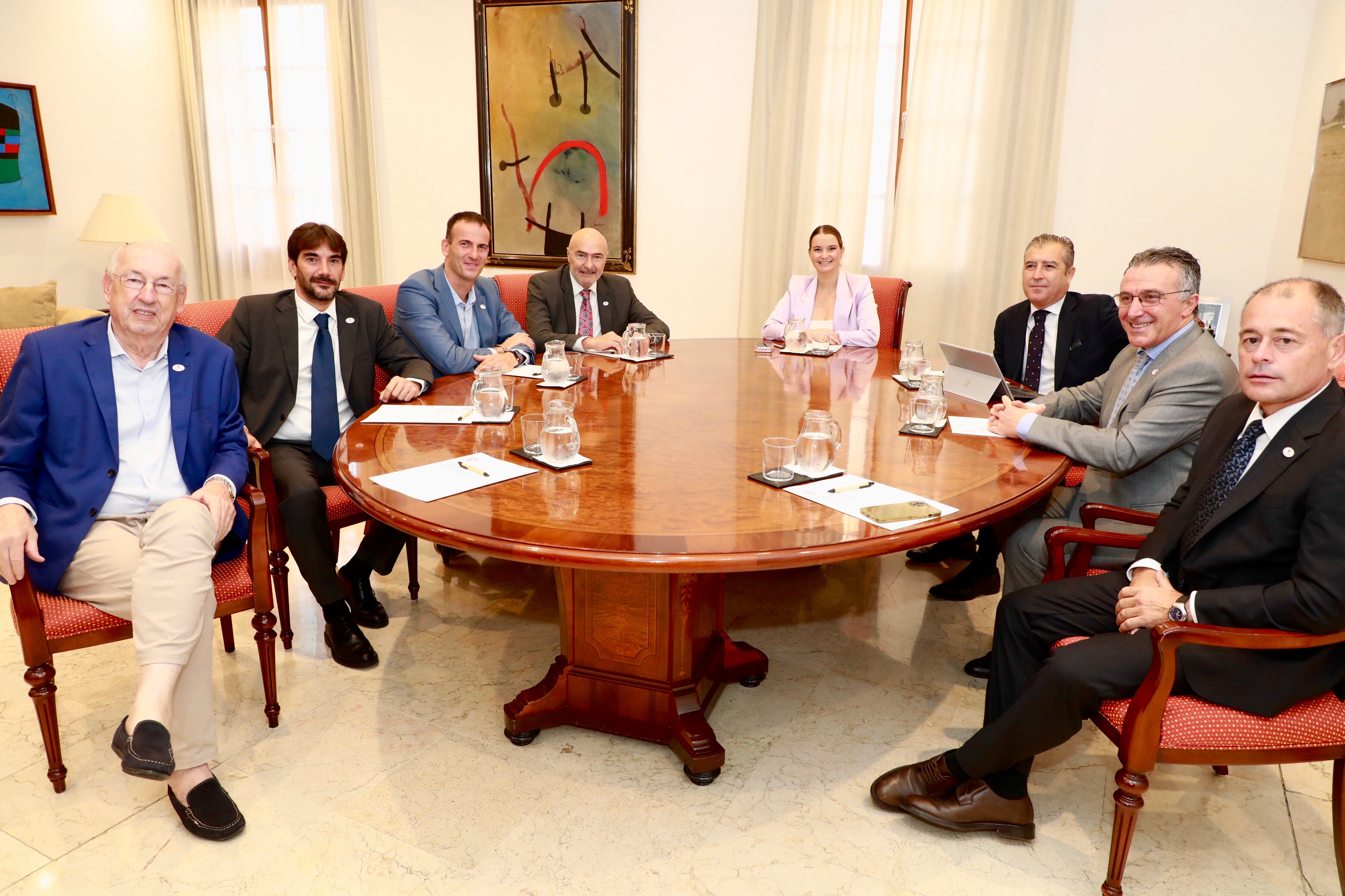 Imagen de la reunión de Prohens con las patronales