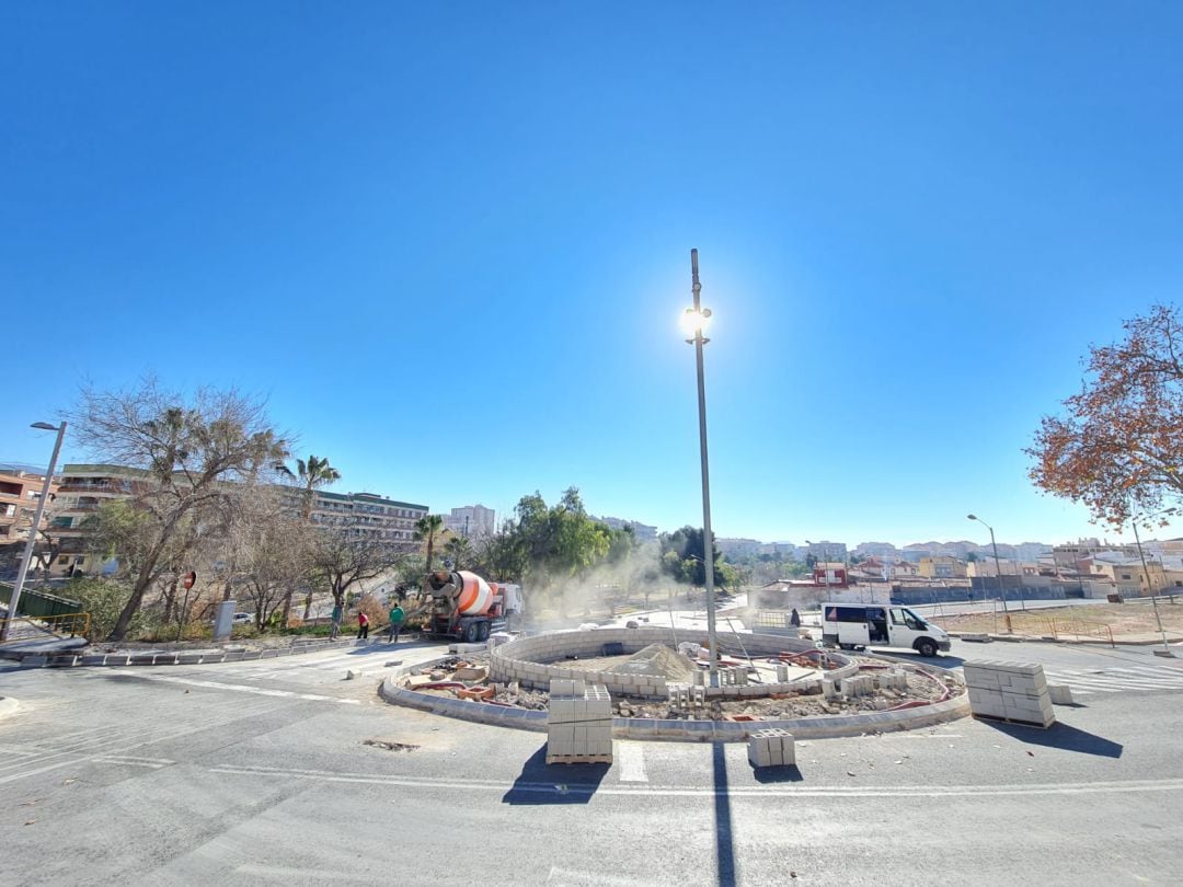 Obras de la rotonda entre los barrios Virgen de la Salud y Molinos de Félix en Elda 