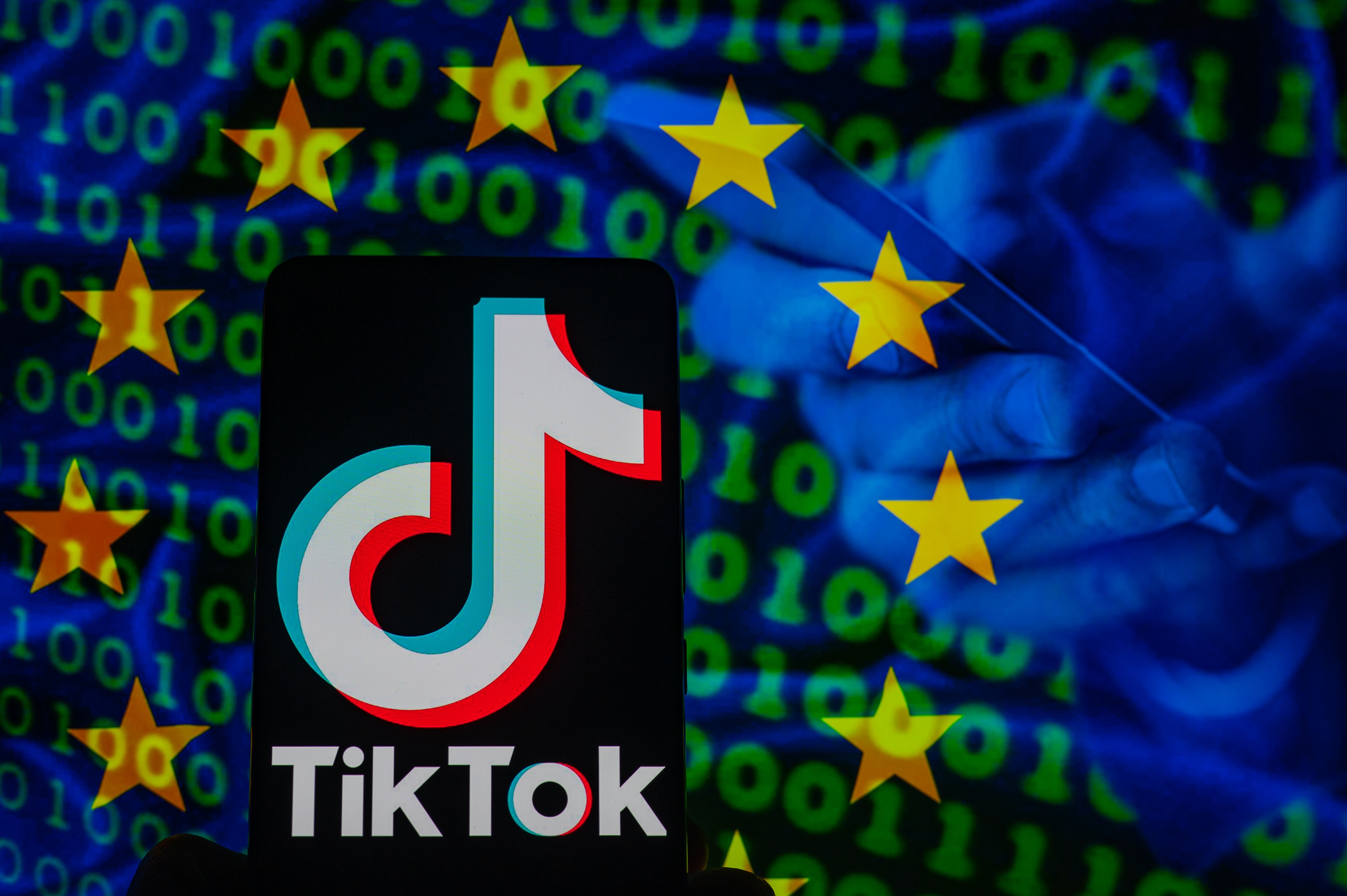 Icono de TikTok que se muestra en la pantalla de un teléfono con un comunicado de prensa de la página web de la Unión Europea en segundo plano. visto en esta foto ilustrativa. el 23 de febrero de 2023 en Bruselas, Bélgica