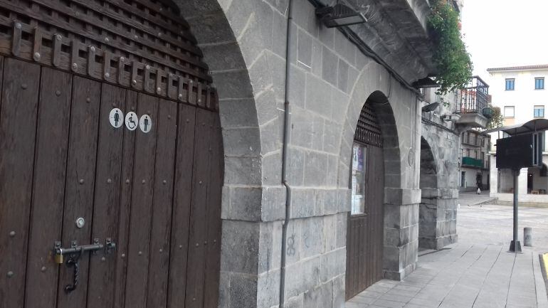 El baño público se encuentra en una zona muy concurrida.