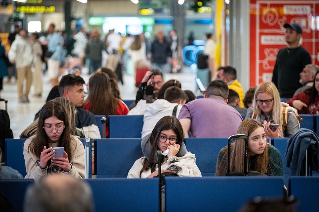 Pasajeros en espera en el aeropuerto de Los Rodeos (Tenerife) en una imagen de archivo