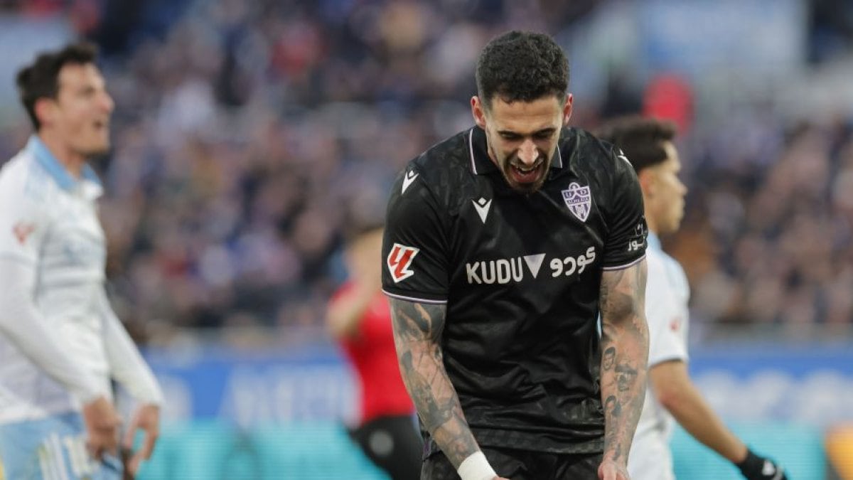 Miguel de la Fuente, de lo único destacable del Almería en Zaragoza junto a Sergio Arribas, que encima fue sustituido en el minuto 77.