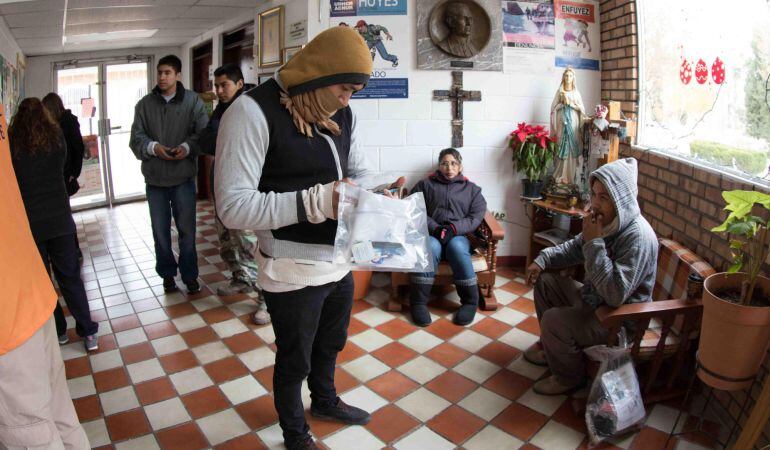 Un grupo de inmigrantes centroamericanos espera en la casa del migrante de Ciudad Juárez poder pasar a Estados Unidos