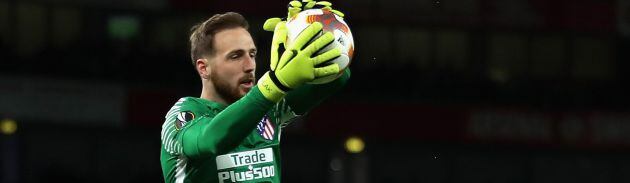 Oblak agarra un balón